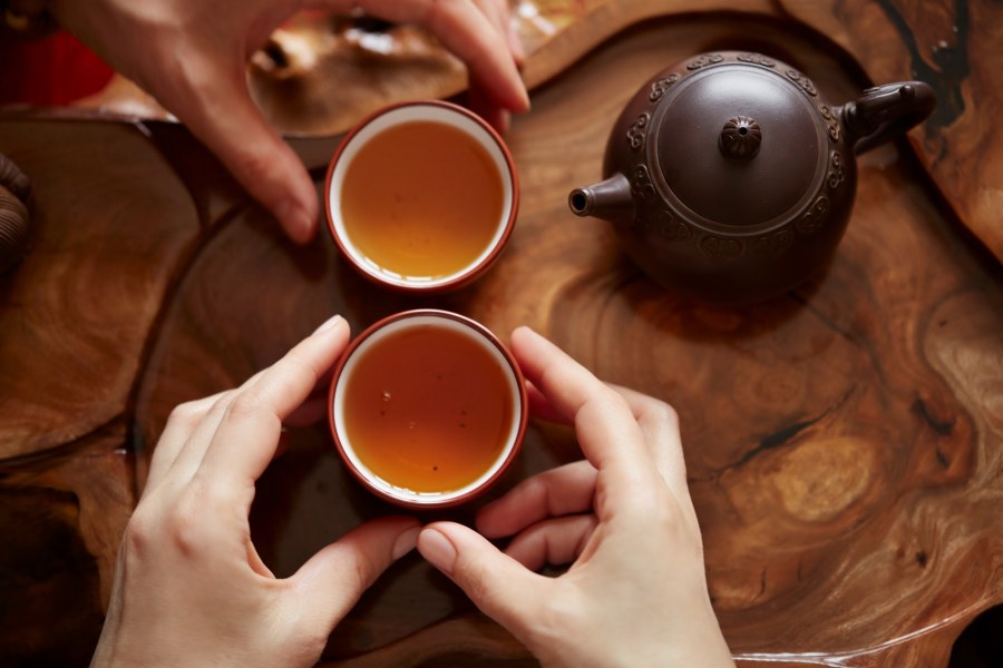 Thường xuyên uống trà có thể mang đến rất nhiều lợi ích. 